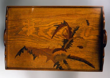 Hölzernes Tablett mit eingelegtem Disteldekor, Emile Gallé (1846-1904), 40 x 42 cm, Frankreich, 20. Jahrhundert