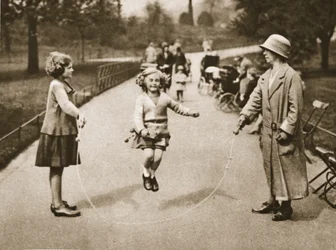Ein Mädchen springt im Hyde Park oder Kensington Gardens, aus Wunderbares London, veröffentlicht 1926-27