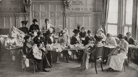 Ein Treffen der Damen des Roten Kreuzes im Claridge