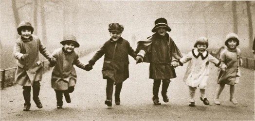 Eine Reihe gut gekleideter Kinder rennt im Hyde Park, aus Wunderbares London, veröffentlicht 1926-27