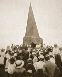 Ein malerischer alter Brauch in St. Ives: das Old Hundredth am John Knill Obelisk, aus The Illustrated War News, 2. August 1916