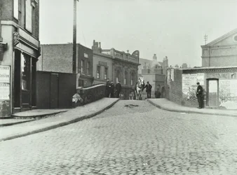 Ein weißes Pferd reist die Rhodeswell Road hinunter in Richtung Old Victory Bridge, 1895