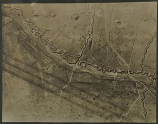 Luftaufnahme mit Schützengräben des Ersten Weltkriegs, 1918