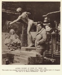 Alfred Gilbert, englischer Bildhauer, bei der Arbeit an Eros