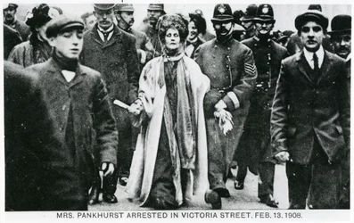 Verhaftung von Frau Emmeline Pankhurst in der Victoria Street, 13. Februar 1908