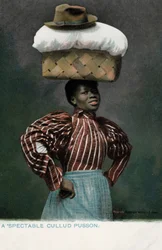 Schwarzes Mädchen mit einem Korb Wäsche, gekrönt von einem Hut, auf ihrem Kopf