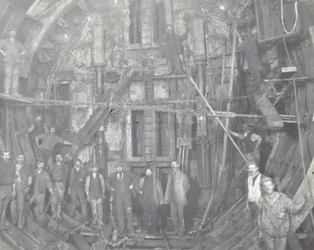 Blackwall Tunnel: Eine Gruppe von Arbeitern steht in der Luftschleuse, 1894