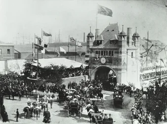 Blackwall Tunnel: Pferdekutschen passieren den Eingang bei der Eröffnungszeremonie des Tunnels, 1897