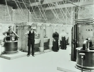 Boundary Street: Innenansicht des Waschraums, Menschen arbeiten mit Maschinen, London, 1897