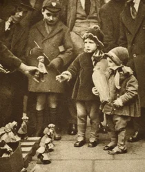 Kinder drängen sich um einen Straßenhändler, Holborn