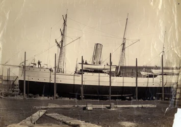 Chinesischer Zolleinnahmekreuzer "Li Kin" oder ihr Schwesterschiff "Kai Pan" auf der Slipanlage bereit zum Stapellauf, 1888