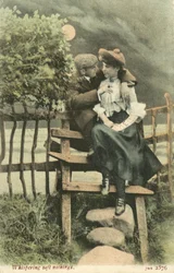 Paar, das sich auf einem Landstil umarmt