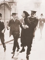 Emmeline Pankhursts Verhaftung vor dem Buckingham Palace, als sie versuchte, den König zu petitionieren, 21. Mai 1914