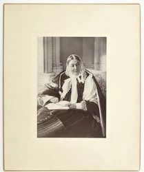 Florence Nightingale, sitzend auf einer Couch im Blauen Zimmer im Claydon House, 1891