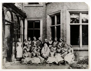 Florence Nightingale mit Sir Harry Verney und Miss Crossland, in der Mitte einer Gruppe von Krankenschwestern im Claydon House, 1886