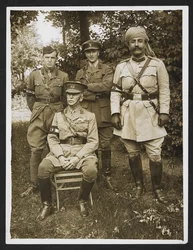 General Sir James Willcocks und sein persönlicher Stab im Garten seines Hauptquartiers [Merville, Frankreich]. 31. Juli 1915