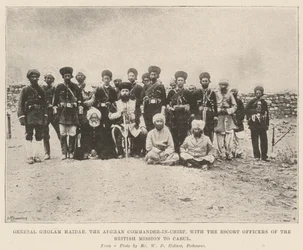 General Gholam Haidar, der afghanische Oberbefehlshaber, mit den Begleitsoffizieren der britischen Mission in Kabul