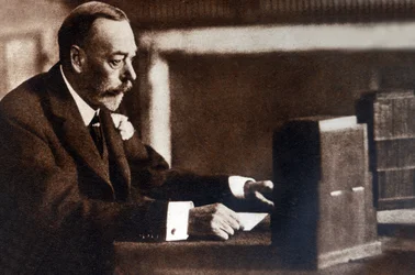 George V. sendet seine Weihnachtsbotschaft an das Britische Commonwealth und Empire