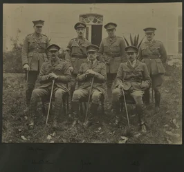 Gruppenporträt von sieben Männern in Militäruniform, 1914-18