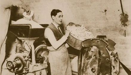 Hebräische Bäckerei bereitet ungesäuertes Brot für das Passahfest vor