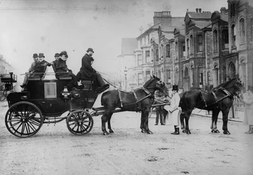 Pferdegezogener Postkutschenwagen, ca. 1880er