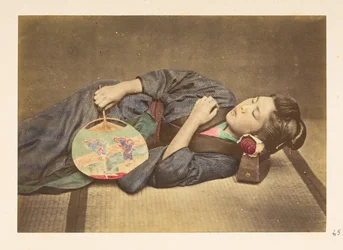 Japanische Frau schläft, Dreiviertel-Länge-Studio-Porträt einer jungen japanischen Frau, die schläft, einen Fächer in der rechten Hand haltend und mit dem Kopf auf einem Holzpolster ruhend, Fotograf: Unbekannt, Lucas Sammlung: Fotografischer Bericht der We