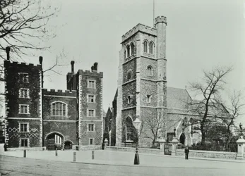 Lambeth Palace und Saint Marys Church, Lambeth Palace Road: Tor und Saint Marys Church, 1890