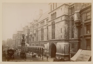 Gerichtshöfe vom Osten