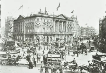 London Pavilion, Piccadilly Circus, Westminster LB: Blick nach Osten, 1895