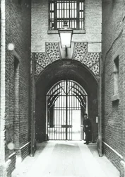 Millbank Prison: Hauptdurchgang, Warden Barnard in der Tür, 1885