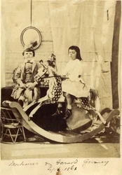 Mortimer und Gerard Gurney mit ihrem Schaukelpferd