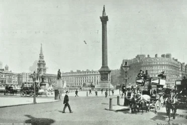 Nelsonsäule, Trafalgar Square, Westminster LB: Blick nach Nordwesten von Cockspur Street, 1898