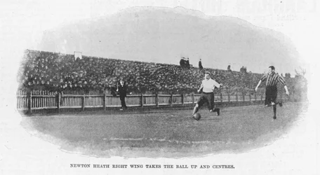 Newton Heath rechte Flanke nimmt den Ball auf und zentriert, 1899