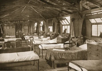 Eines der Schlafzimmer, Donington Hall, Illustration aus Deutsche Gefangene in Großbritannien (Fotogravur)