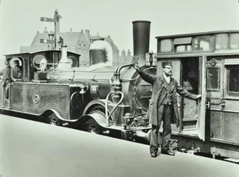 Bahnsteigträger an einem Bahnhof, 1885