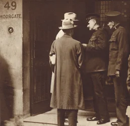 Polizei durchsucht die Büros der Sowjetischen Handelsgesellschaft (Arcos), 49 Moorgate, London, Mai 1927