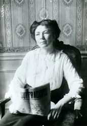 Porträt von Christabel Pankhurst, die eine Ausgabe von The Suffragette liest, ca. 1905