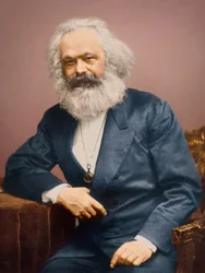 Porträt von Karl Marx in einem blauen Anzug
