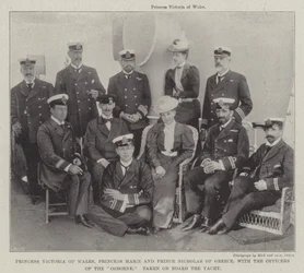 Prinzessin Victoria von Wales, Prinzessin Marie und Prinz Nikolaus von Griechenland mit den Offizieren der Osborne, an Bord der Yacht aufgenommen