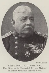 Konteradmiral H. J. Raby, VC, der Erste, der von Ihrer Majestät persönlich mit dem Victoria-Kreuz ausgezeichnet wurde