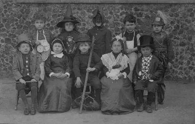 Schulkinder, Norfolk, in Kostümen, frühes 20. Jahrhundert