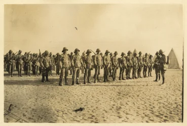 Zeigt einen Teil meiner Kompanie bei der Parade in Schuscha - Libysche Wüste, 6:30 Uhr, September 1916