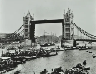 Schiffe passieren unter der Tower Bridge, 1894