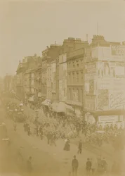 Soldaten marschieren entlang des Strands