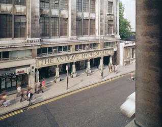 Der Antiquitäten-Hypermarkt, Kensington High Street