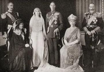 Die britische Königsfamilie bei der Hochzeit des Herzogs und der Herzogin von York, 1923, aus Die Geschichte von fünfundzwanzig Jahren, veröffentlicht 1935