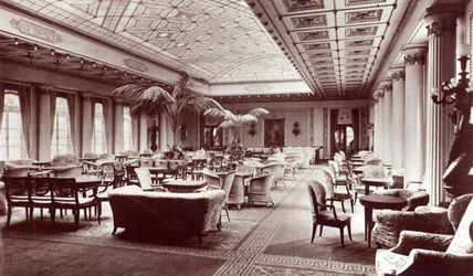 Erste-Klasse-Lounge an Bord der HMS Homeric