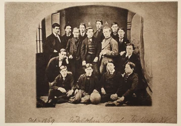 Die Godolphin School Football SXV, einschließlich (a) Harry Wearne und (b) Sir Leander Starr-Jameson, 1869