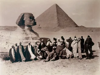 Touristen besuchen die Sphinx von Gizeh