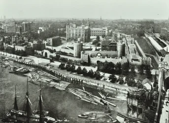 Tower of London, Tower Hill: von der Tower Bridge, 1890
